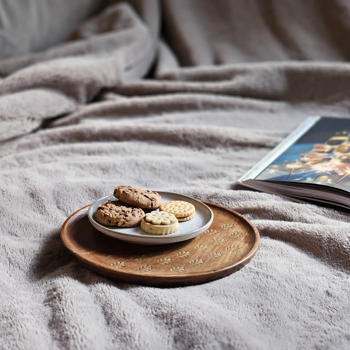 Holzteller Deko Teller Kerzenteller rund 22 o 30 cm Blattmuster braun Mangoholz dekobrett - Dekoteller