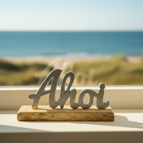 Schriftzug ahoi auf dem Fensterbrett Fensterbank