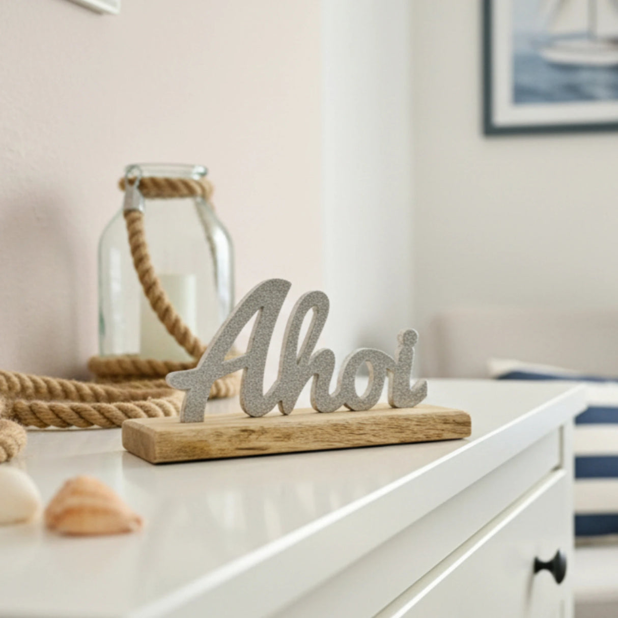 Schriftzug Ahoi auf Kommode