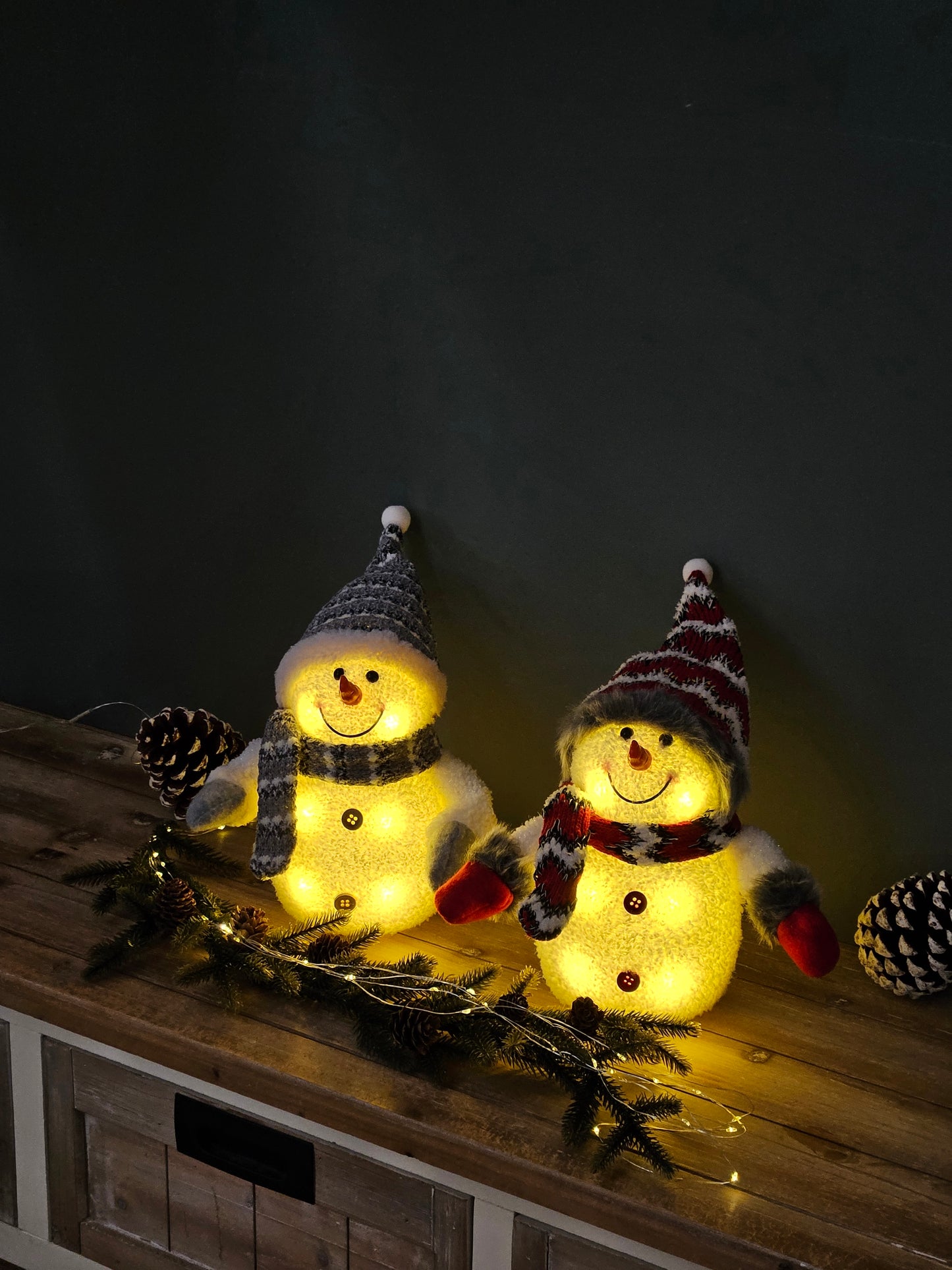 2x Schneemann mit LED bunter Schal & Mütze Höhe 20 cm Beleuchtung warmweiß