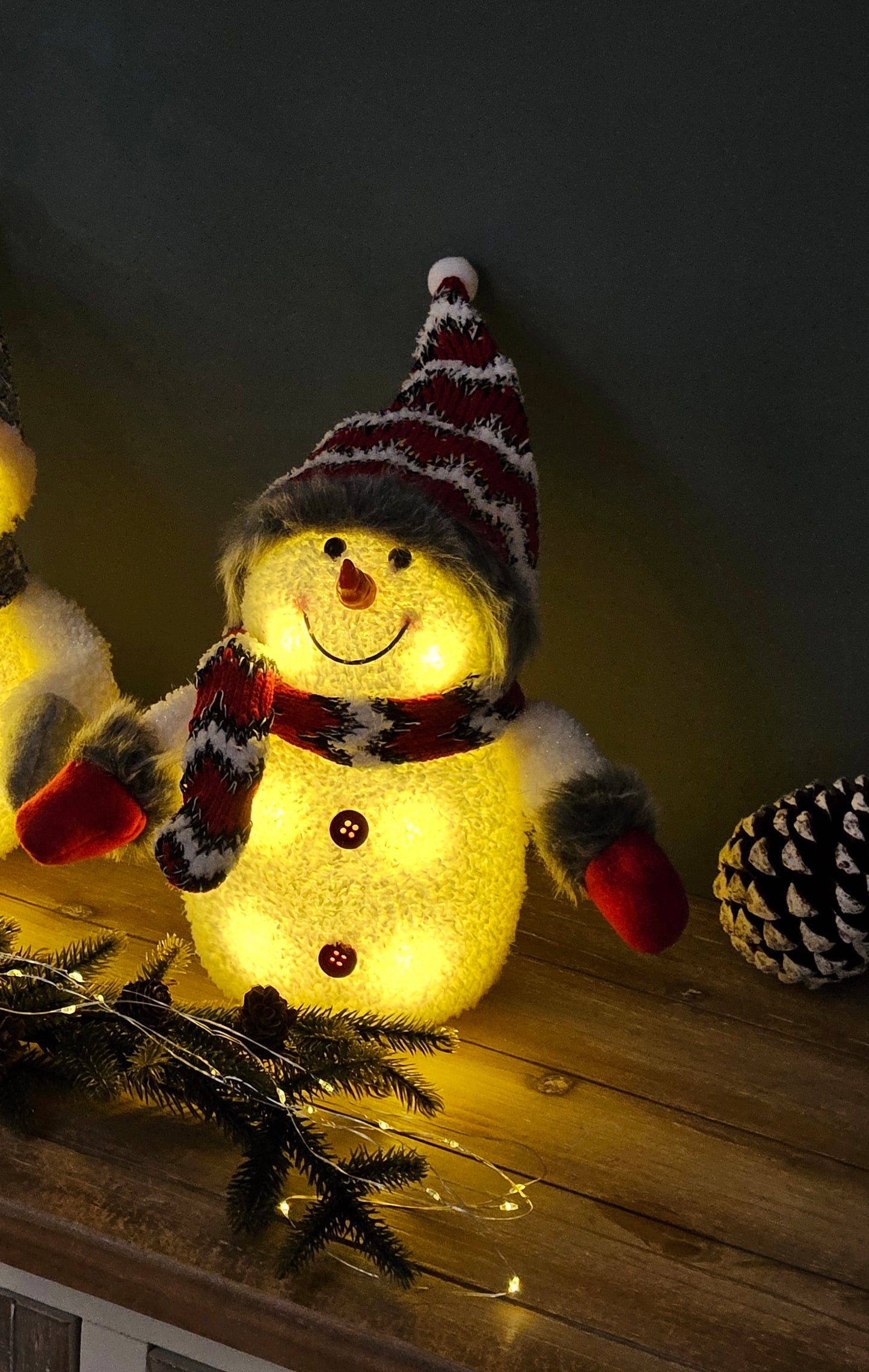 Schneemann mit warmweiß LED Beleuchtung Schal & Mütze rot Weihnachtsdeko H 20 cm