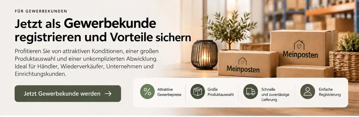 Braune Kartonschachteln mit „meinposten“-Branding und einem Hauslogo, auf einer Holzoberfläche gestapelt.