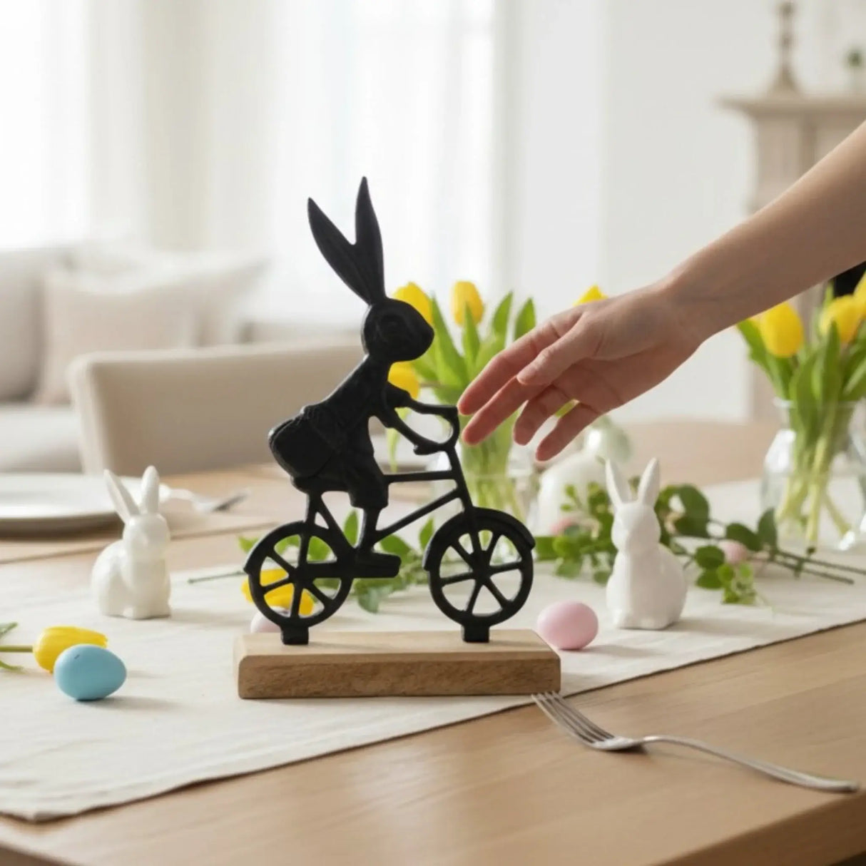 Osterhase schwarz mit Mangoholz Osterdekoration Hase Metallhase auf Fahrrad Riffelmacher - Osterhase